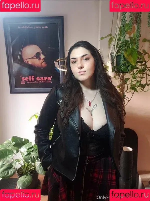 formerly bigtiddygothwifeaa / newmoonrave / ravenlylith Onlyfans Photo Gallery 