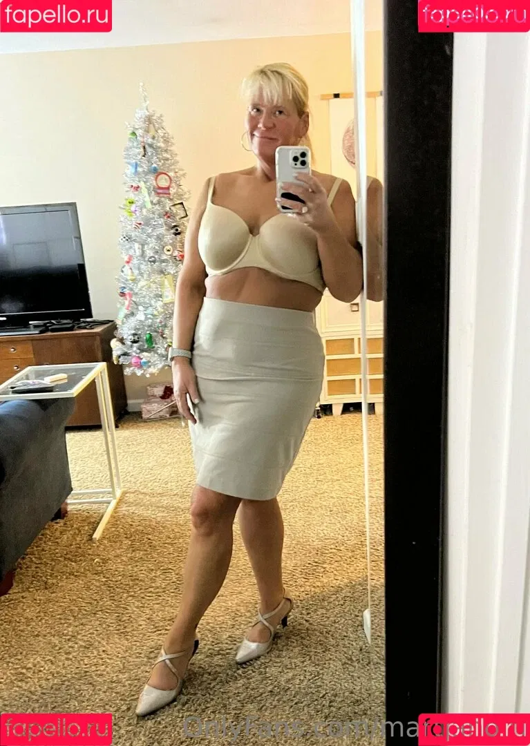 Bailey Buttner / Karen Buttner / Karen Pennington / Karensgalaxy / Martiangirl / Martiangirl1 / karen.buttner Onlyfans Photo Gallery 