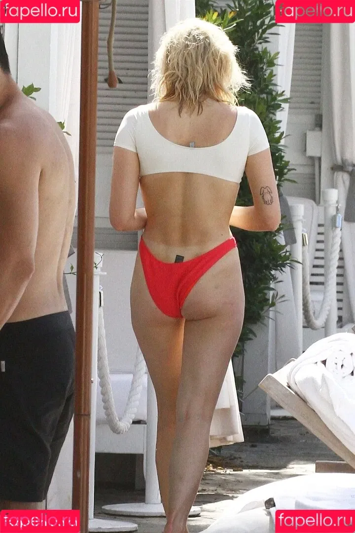 Sophie Turner / sexysophieturner / sophiet Onlyfans Photo Gallery 