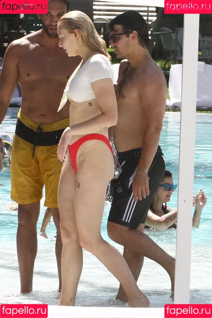 Sophie Turner / sexysophieturner / sophiet Onlyfans Photo Gallery 