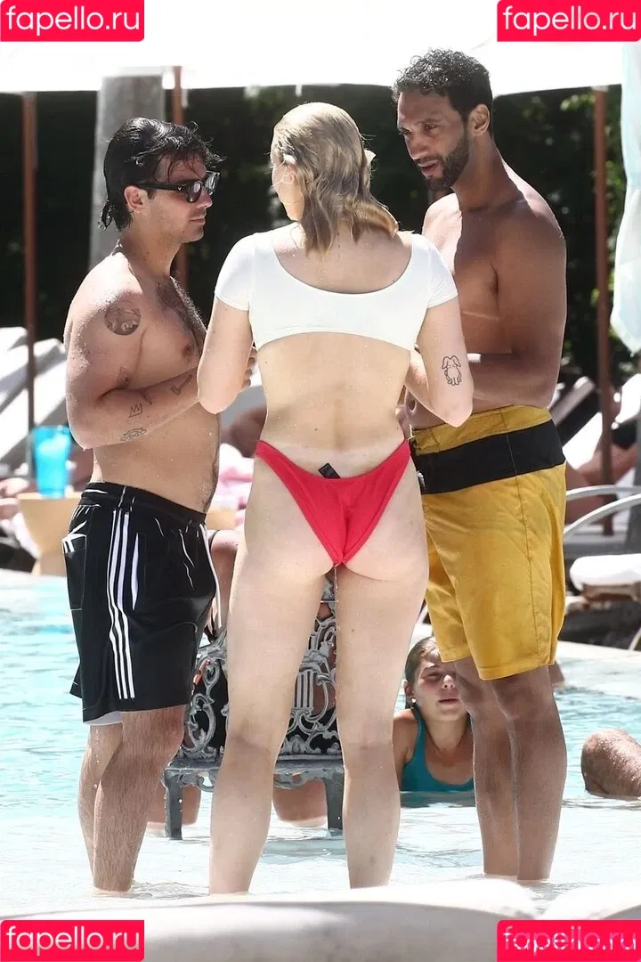 Sophie Turner / sexysophieturner / sophiet Onlyfans Photo Gallery 