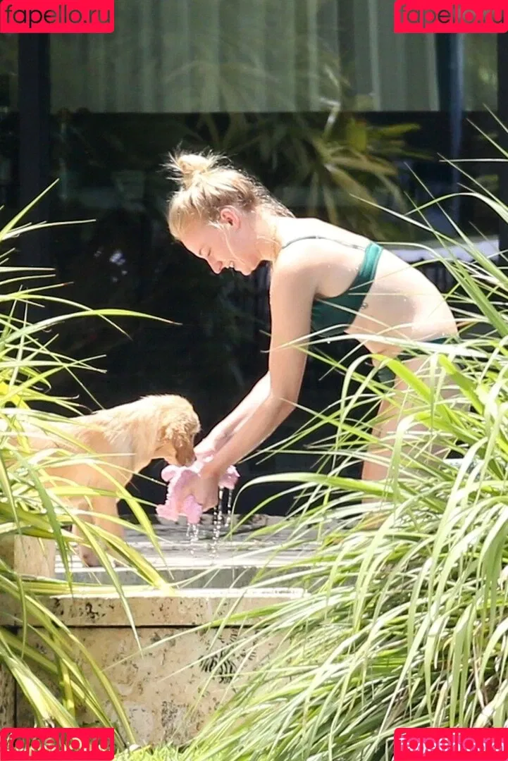 Sophie Turner / sexysophieturner / sophiet Onlyfans Photo Gallery 