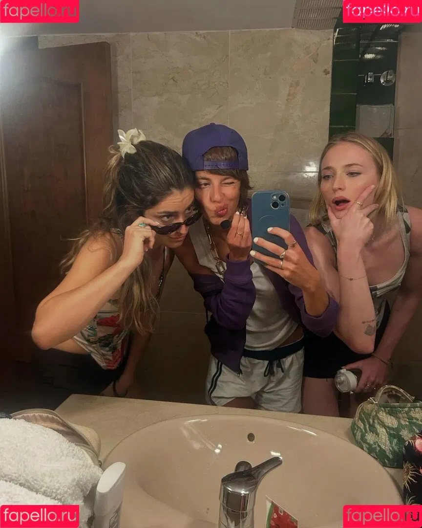 Sophie Turner / sexysophieturner / sophiet Onlyfans Photo Gallery 