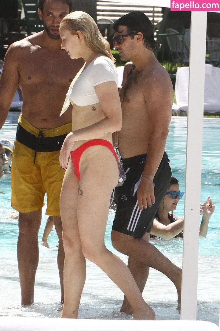 Sophie Turner / sexysophieturner / sophiet Onlyfans Photo Gallery 