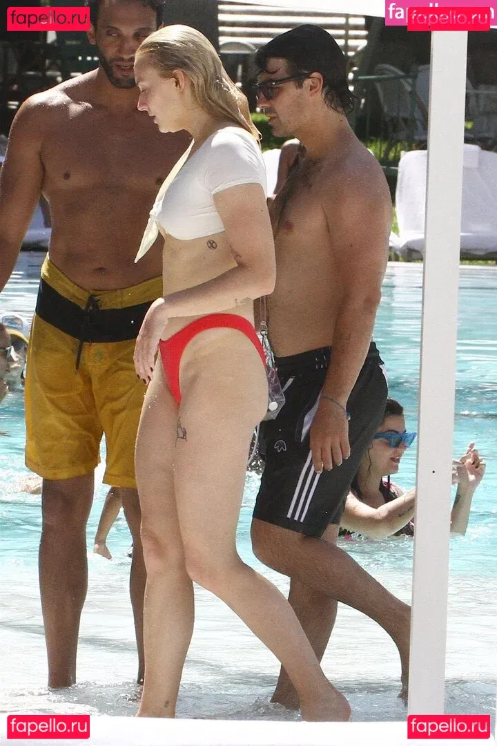 Sophie Turner / sexysophieturner / sophiet Onlyfans Photo Gallery 