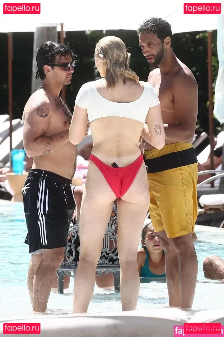 Sophie Turner / sexysophieturner / sophiet Onlyfans Photo Gallery 