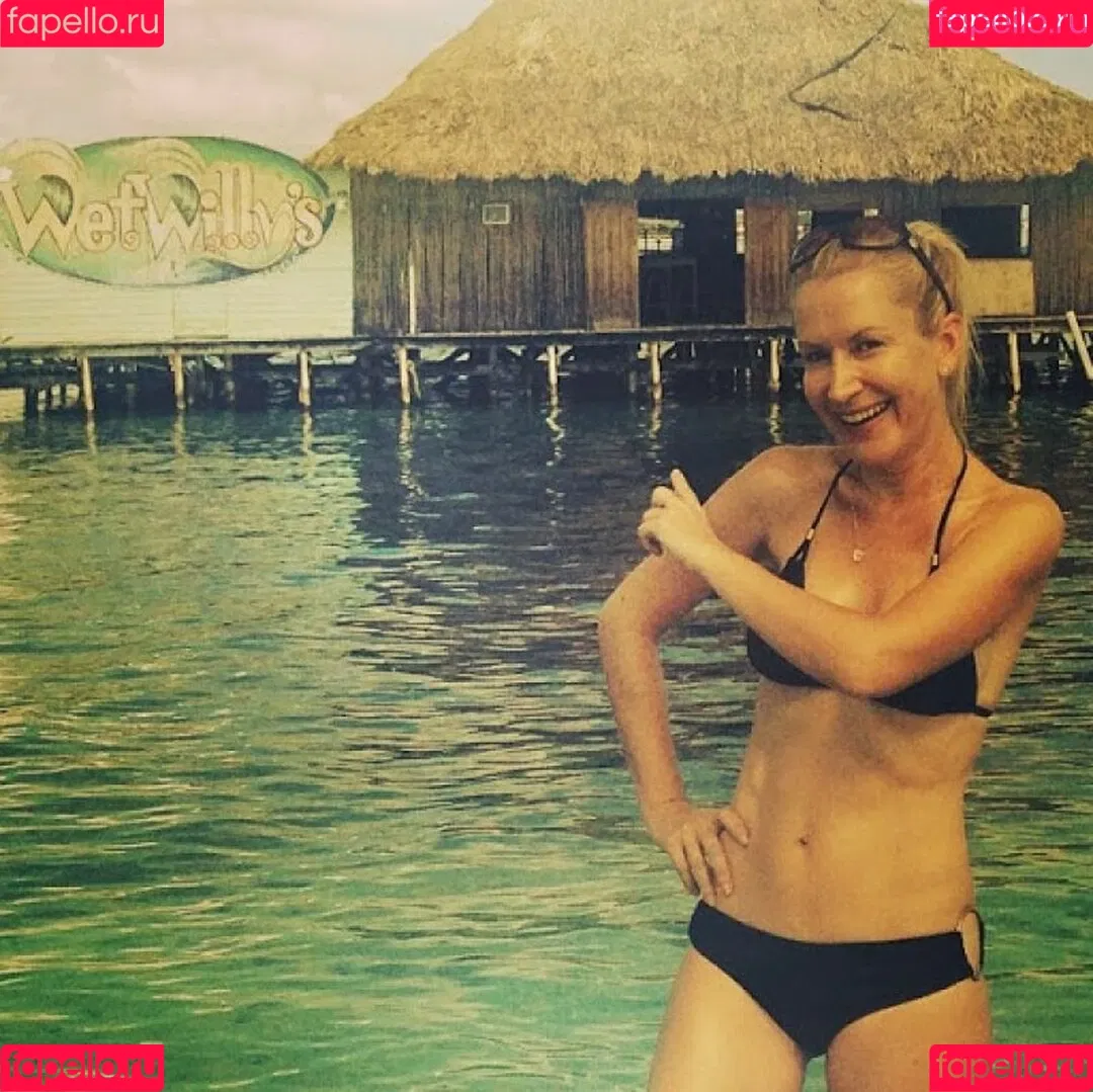 Angela Kinsey / angelakinsey Onlyfans Photo Gallery 