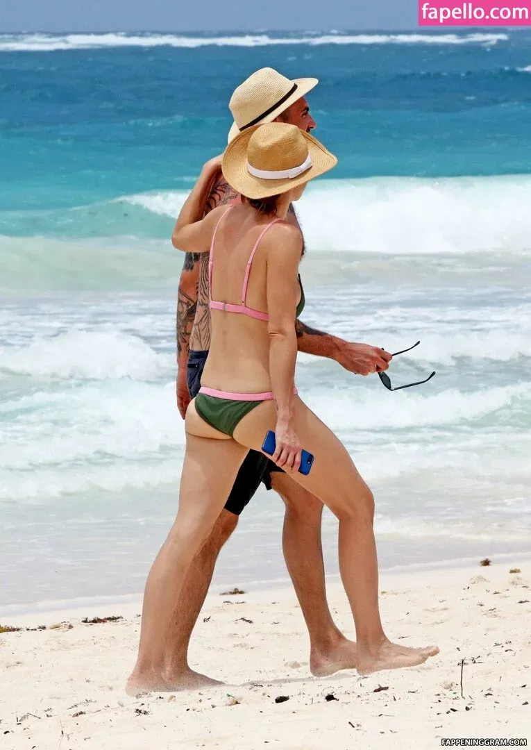 Whitney Cummings / whitneycummings Onlyfans Photo Gallery 