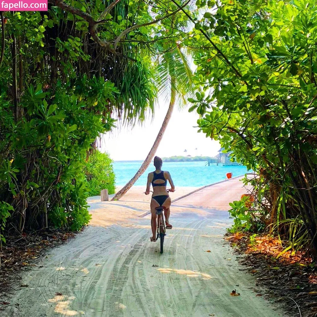 Whitney Cummings / whitneycummings Onlyfans Photo Gallery 