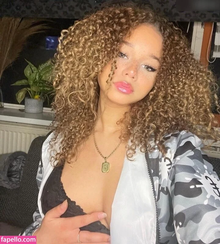 Chevelly / Vellyyx / rosechevelle Onlyfans Photo Gallery 