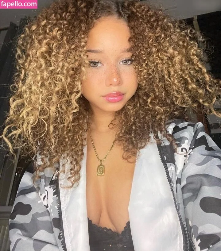 Chevelly / Vellyyx / rosechevelle Onlyfans Photo Gallery 