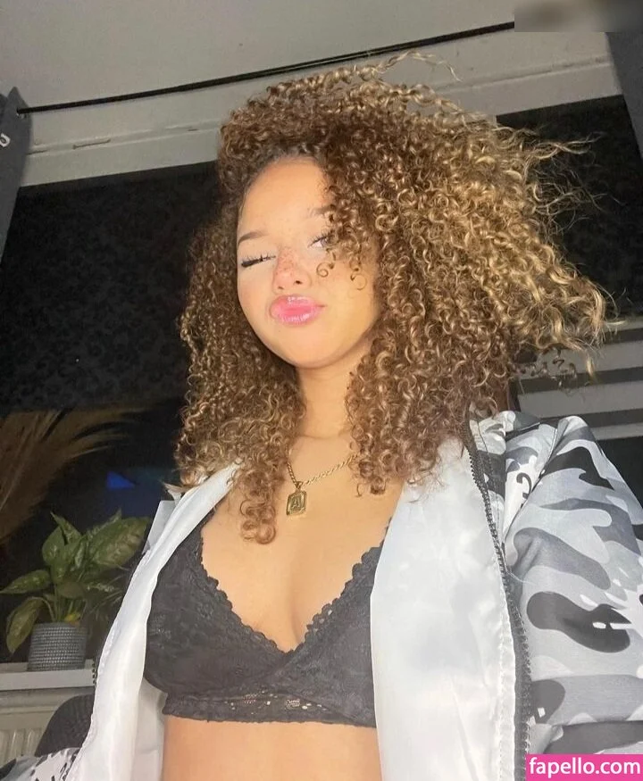 Chevelly / Vellyyx / rosechevelle Onlyfans Photo Gallery 