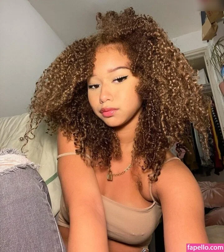 Chevelly / Vellyyx / rosechevelle Onlyfans Photo Gallery 