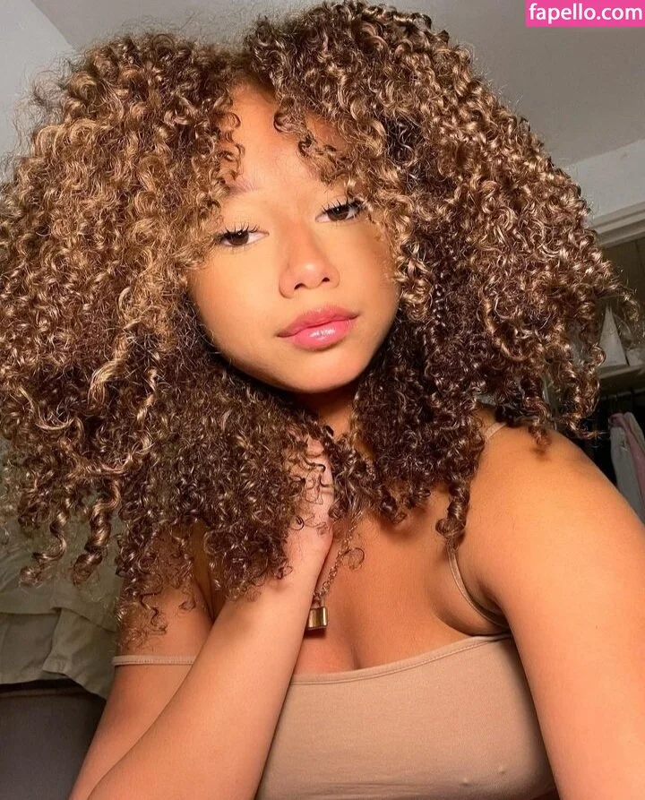 Chevelly / Vellyyx / rosechevelle Onlyfans Photo Gallery 