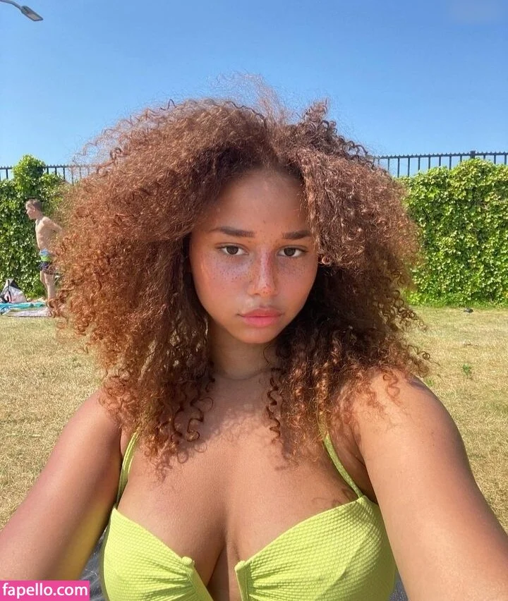 Chevelly / Vellyyx / rosechevelle Onlyfans Photo Gallery 