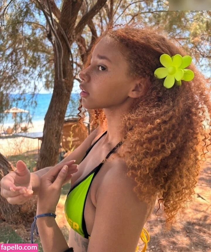 Chevelly / Vellyyx / rosechevelle Onlyfans Photo Gallery 