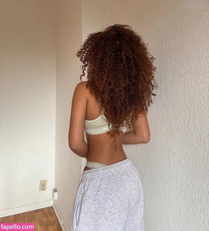 Chevelly / Vellyyx / rosechevelle Onlyfans Photo Gallery 