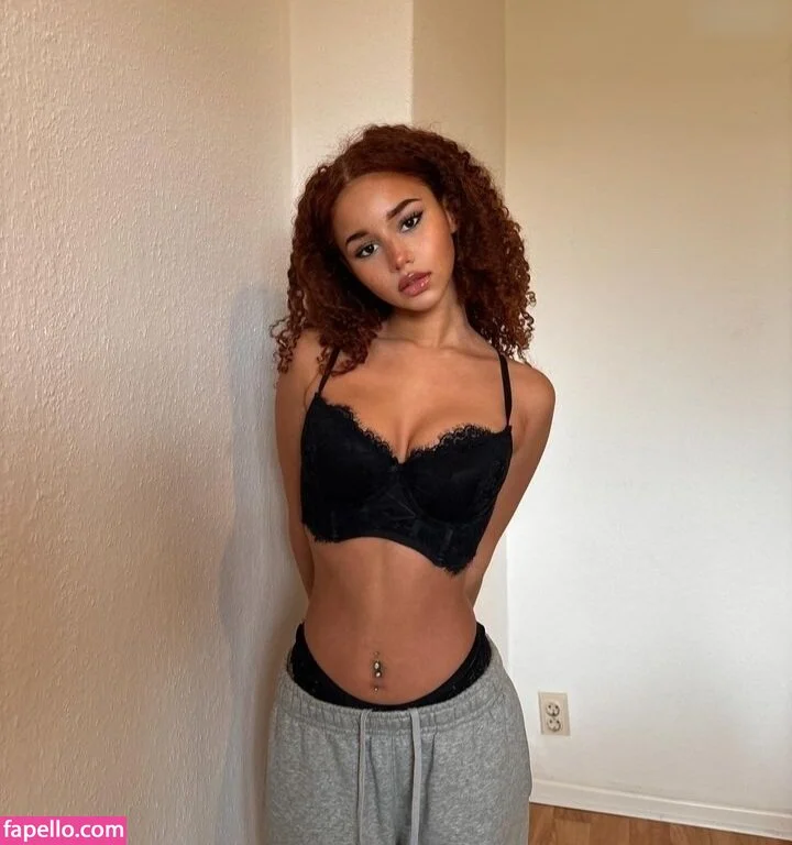 Chevelly / Vellyyx / rosechevelle Onlyfans Photo Gallery 