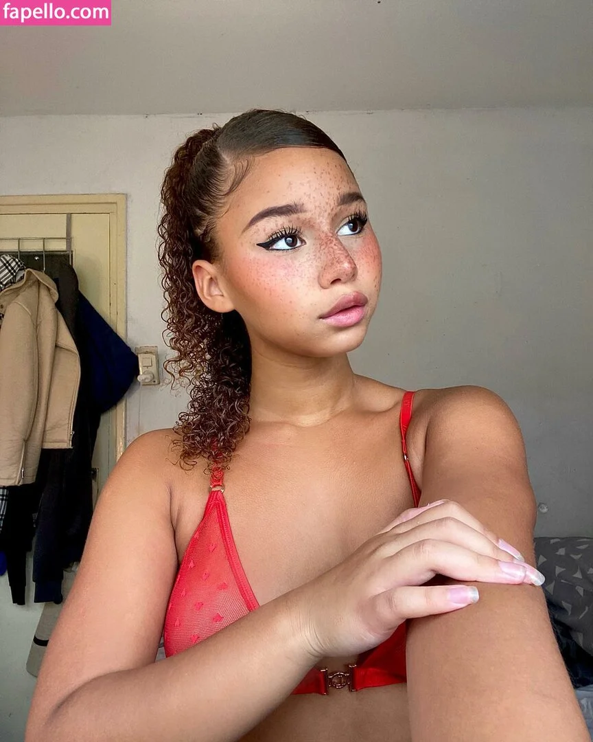 Chevelly / Vellyyx / rosechevelle Onlyfans Photo Gallery 