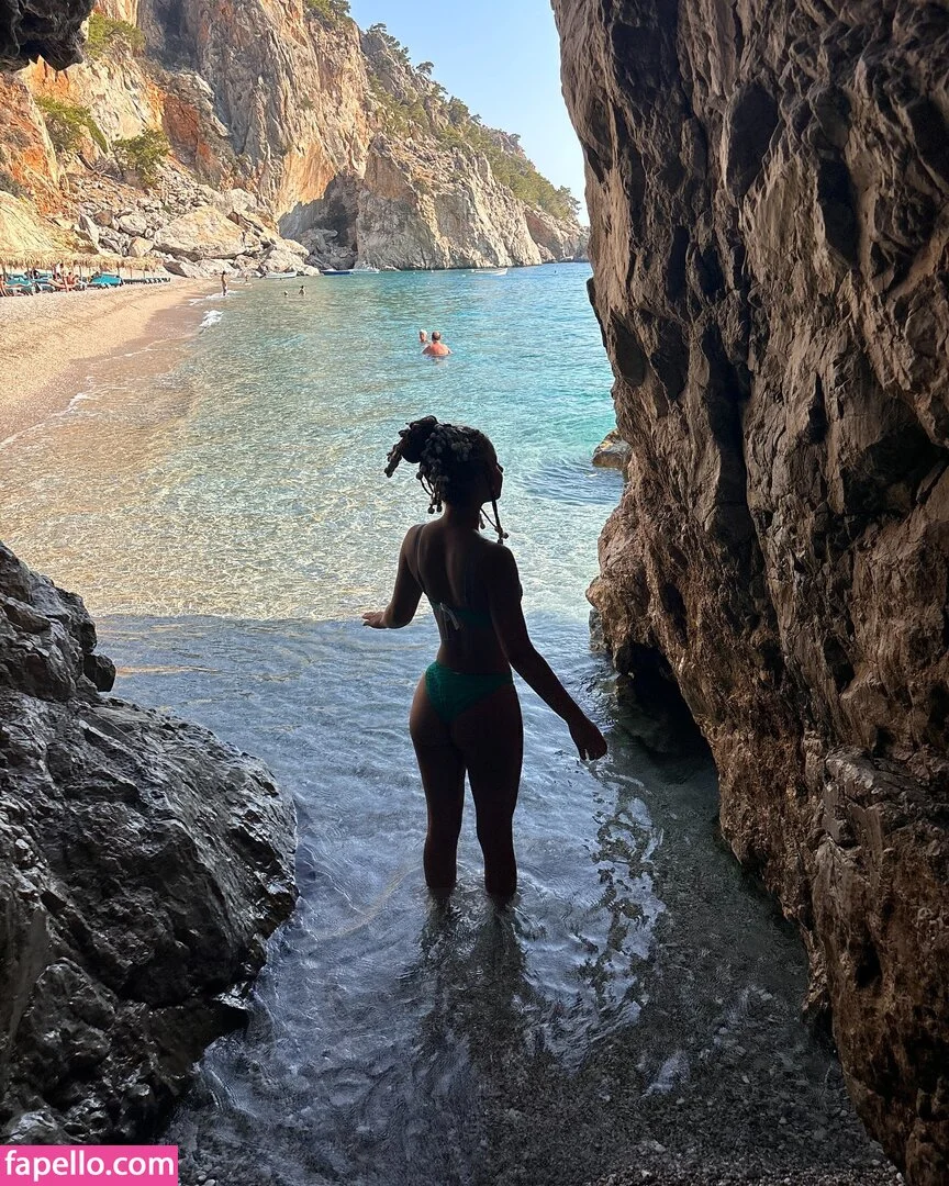 Chevelly / Vellyyx / rosechevelle Onlyfans Photo Gallery 