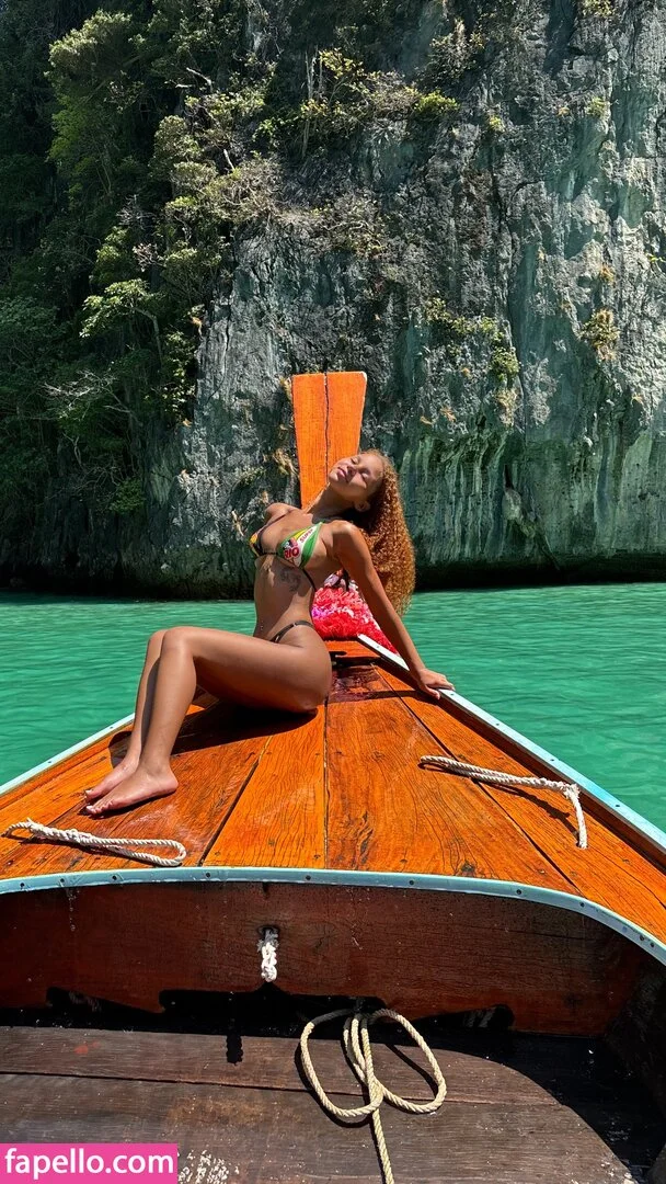 Chevelly / Vellyyx / rosechevelle Onlyfans Photo Gallery 