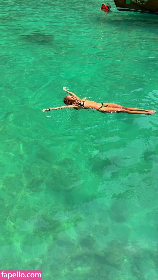 Chevelly / Vellyyx / rosechevelle Onlyfans Photo Gallery 