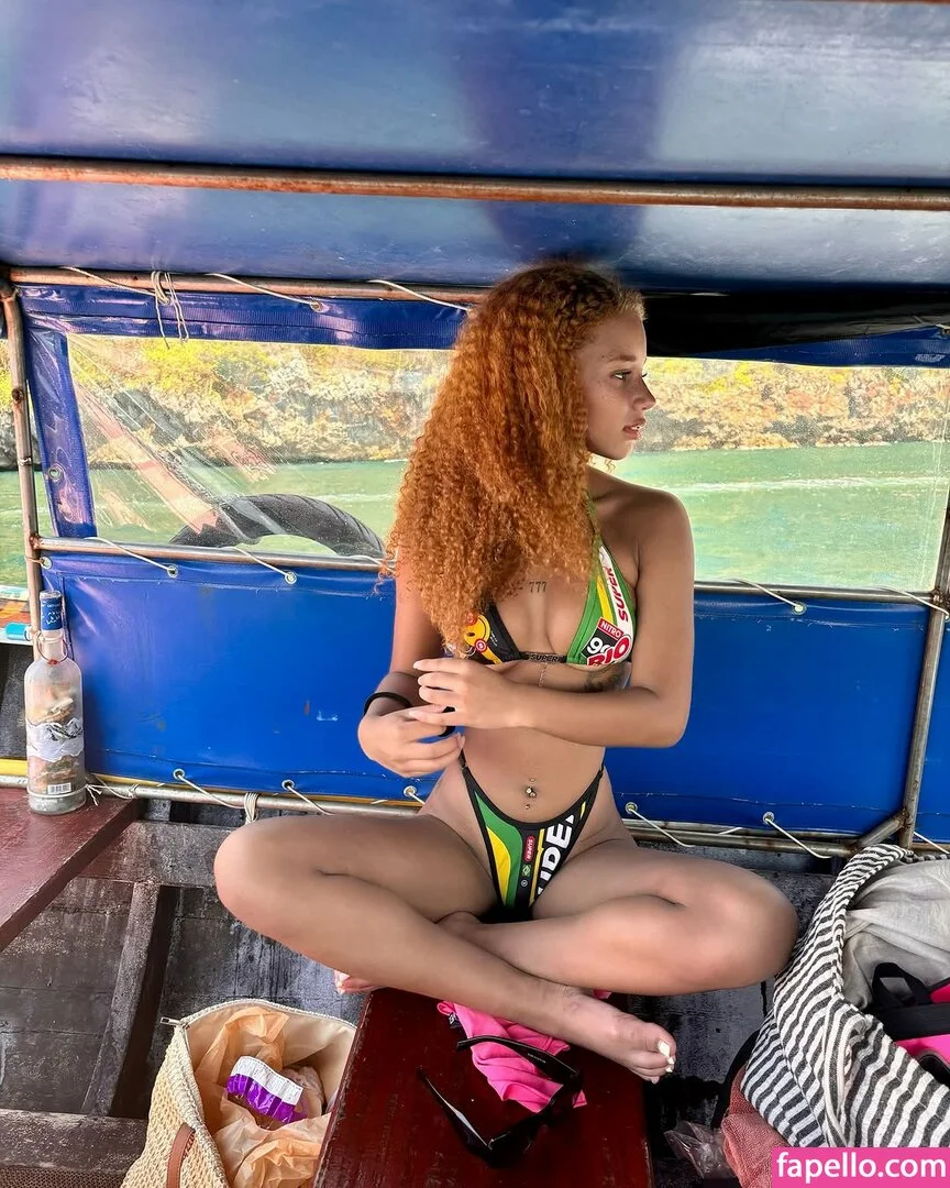 Chevelly / Vellyyx / rosechevelle Onlyfans Photo Gallery 