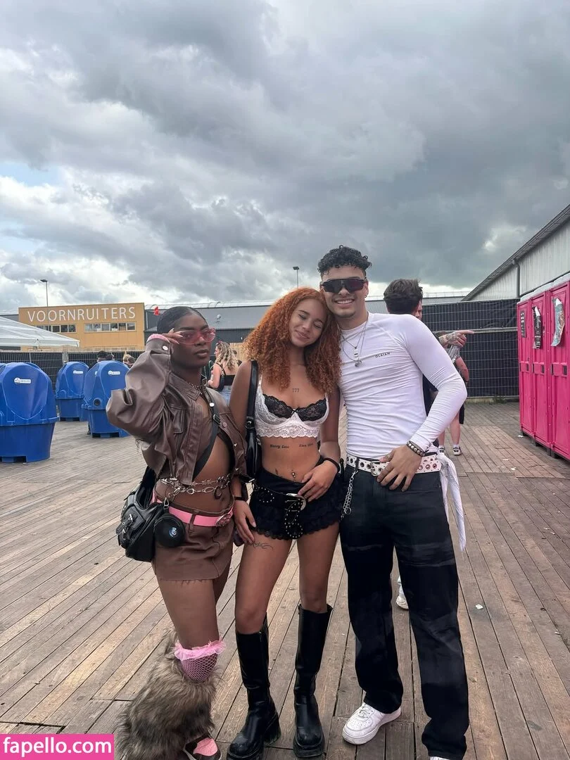 Chevelly / Vellyyx / rosechevelle Onlyfans Photo Gallery 