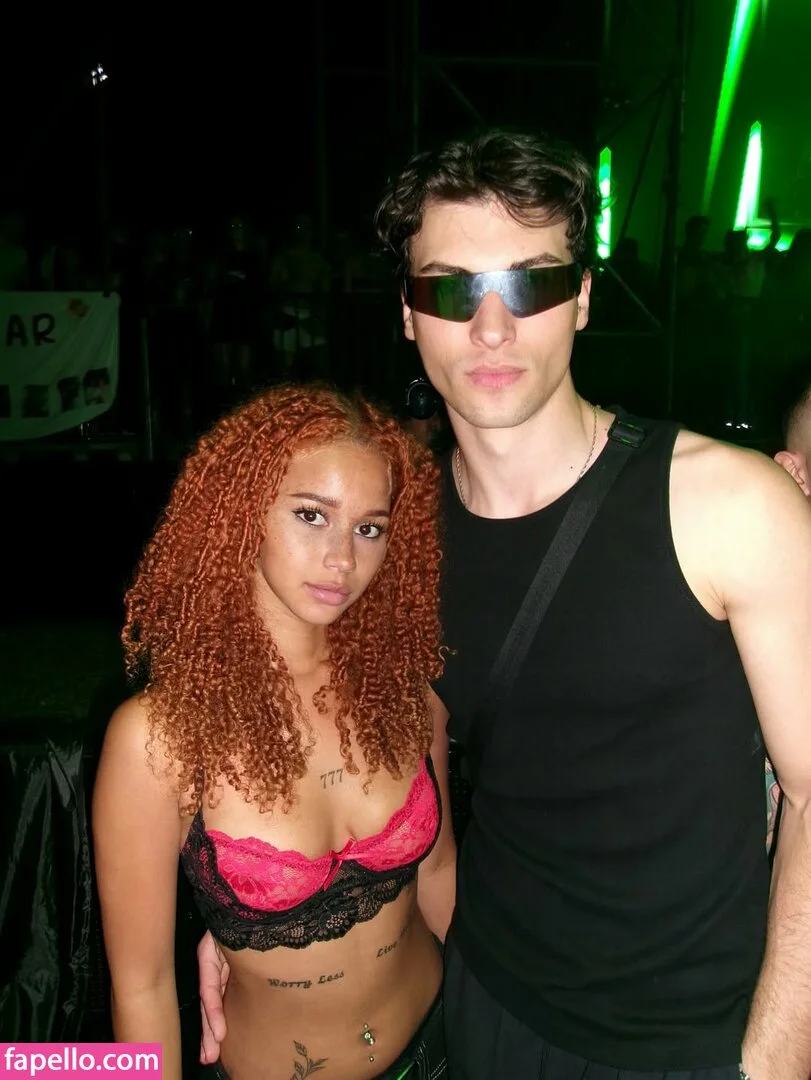 Chevelly / Vellyyx / rosechevelle Onlyfans Photo Gallery 