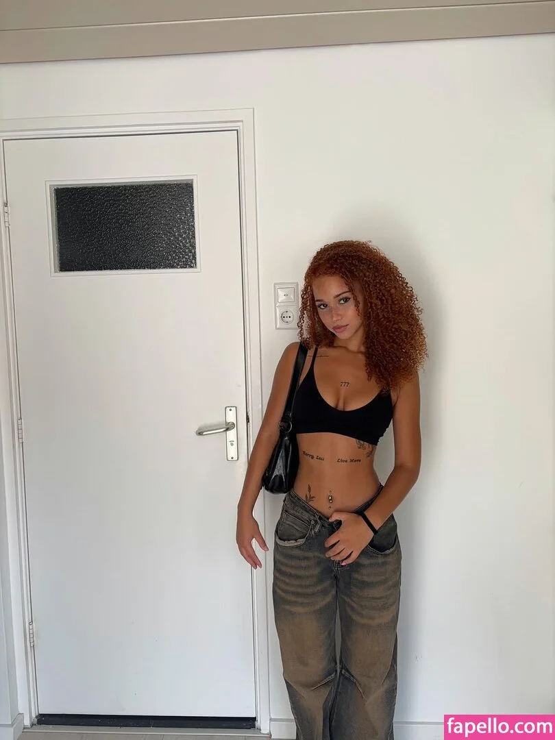 Chevelly / Vellyyx / rosechevelle Onlyfans Photo Gallery 