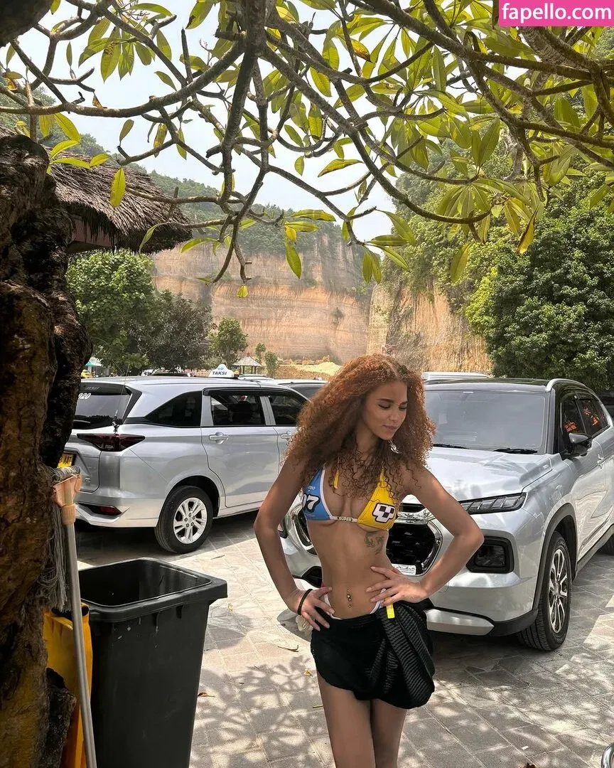 Chevelly / Vellyyx / rosechevelle Onlyfans Photo Gallery 