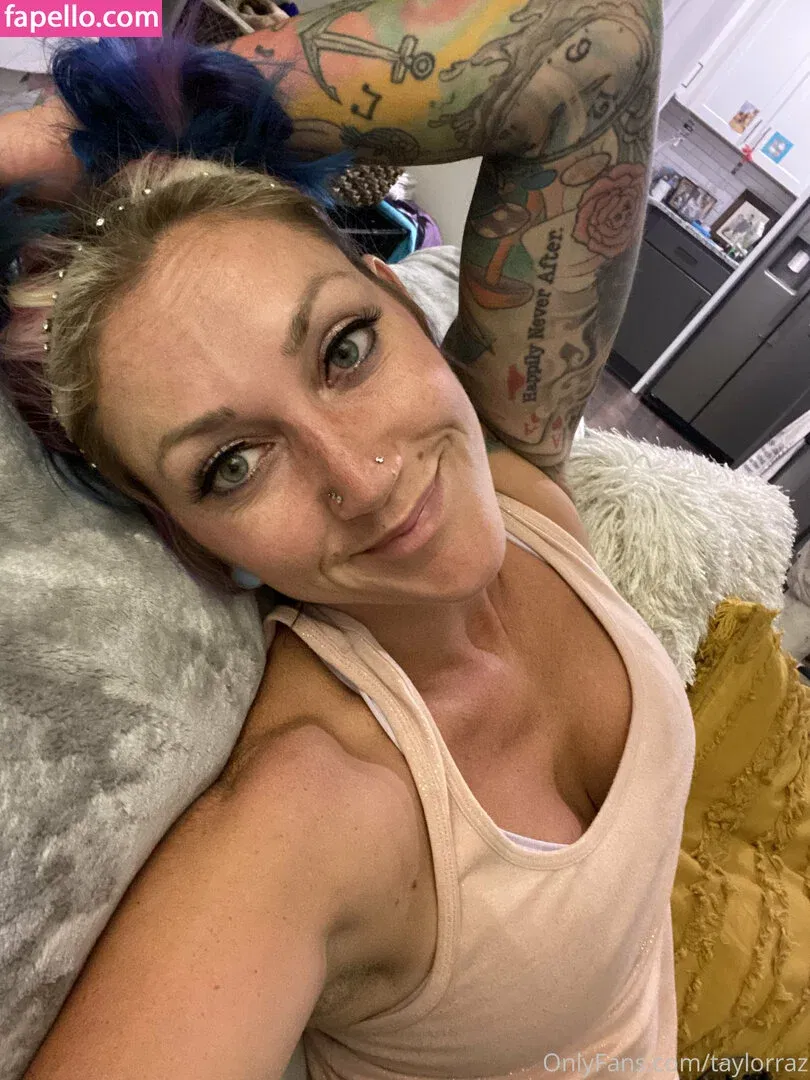 razzledazzlelips / taylorraz Onlyfans Photo Gallery 