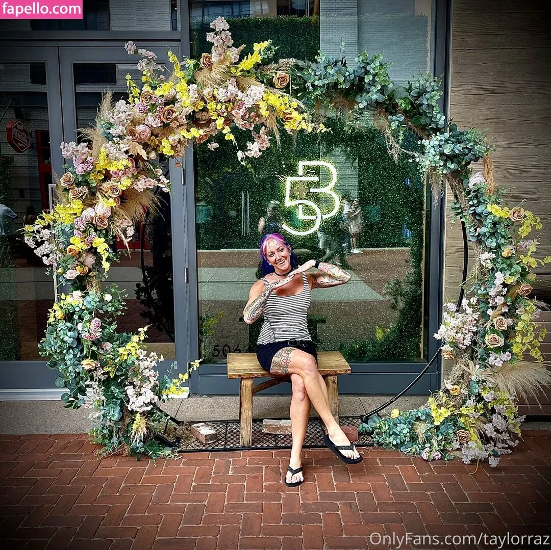 razzledazzlelips / taylorraz Onlyfans Photo Gallery 
