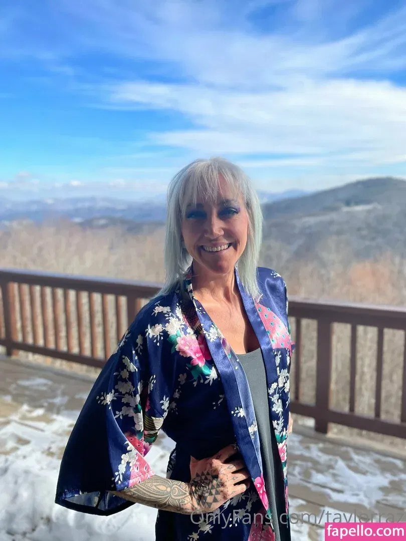 razzledazzlelips / taylorraz Onlyfans Photo Gallery 