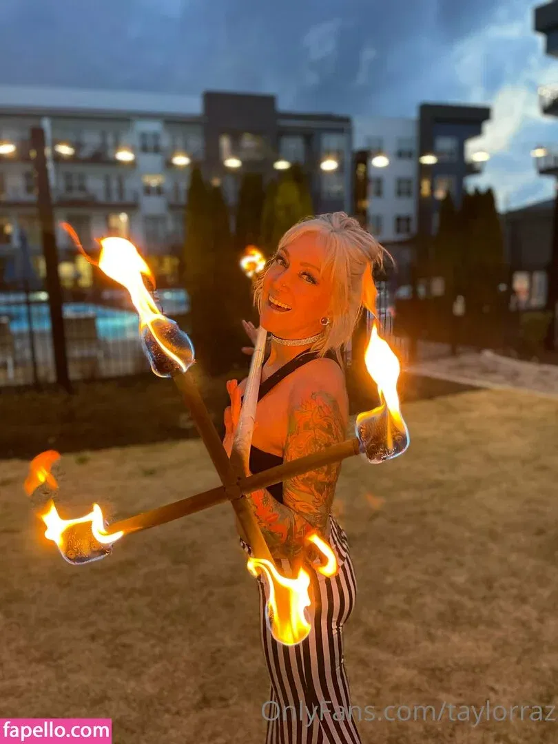 razzledazzlelips / taylorraz Onlyfans Photo Gallery 