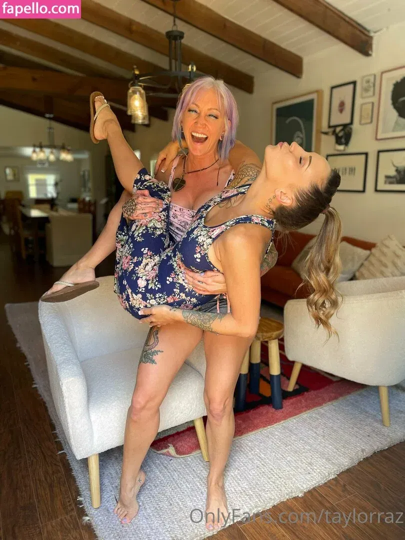 razzledazzlelips / taylorraz Onlyfans Photo Gallery 