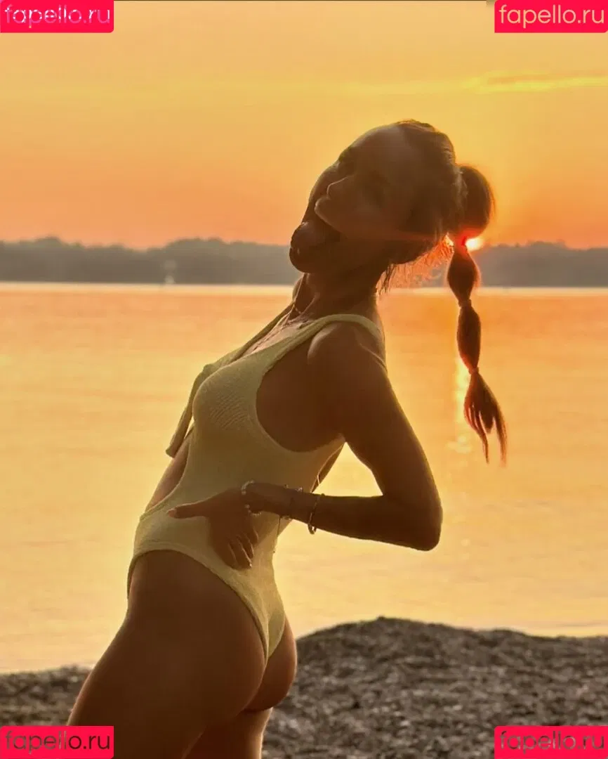Annemarie Carpendale / Warnkross / annemarie_carpendale / annie_carpendale Onlyfans Photo Gallery 