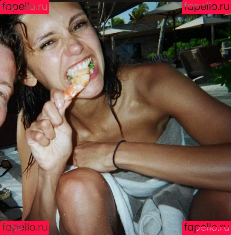 Nina Dobrev / nina Onlyfans Photo Gallery 