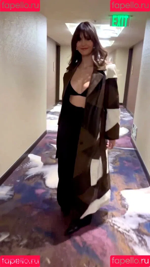 Nina Dobrev / nina Onlyfans Photo Gallery 