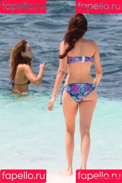 Nina Dobrev / nina Onlyfans Photo Gallery 