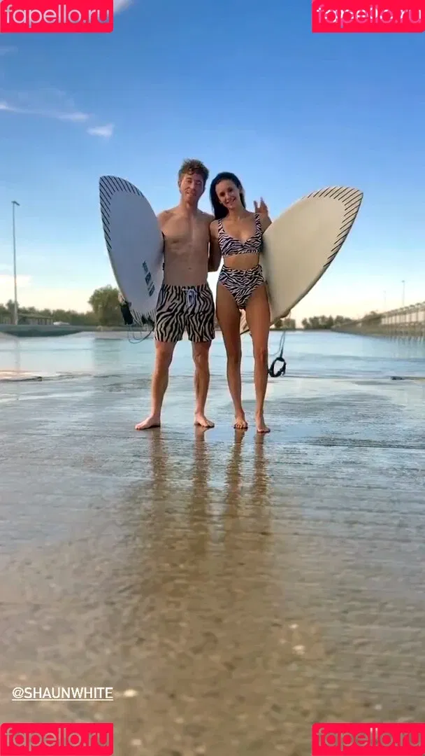 Nina Dobrev / nina Onlyfans Photo Gallery 