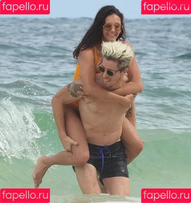 Nina Dobrev / nina Onlyfans Photo Gallery 