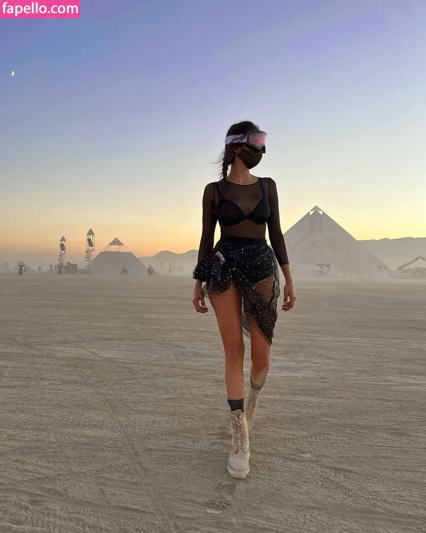 Nina Dobrev / nina Onlyfans Photo Gallery 