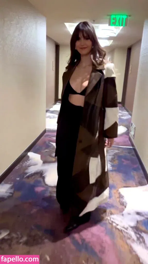 Nina Dobrev / nina Onlyfans Photo Gallery 