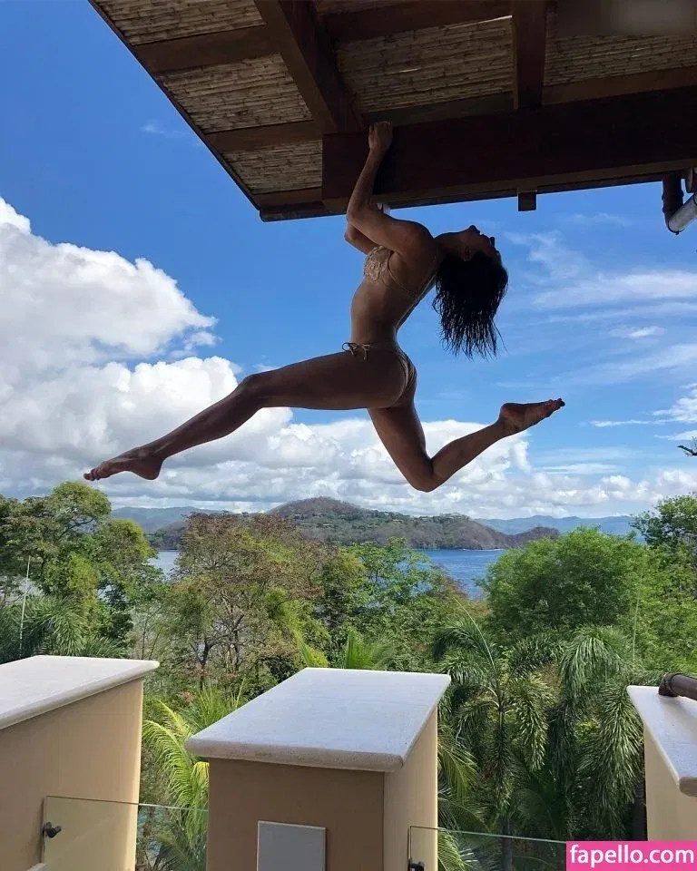 Nina Dobrev / nina Onlyfans Photo Gallery 