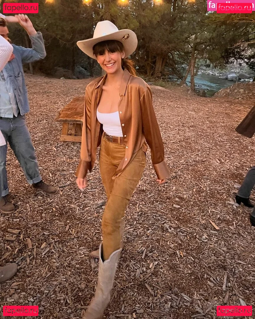 Nina Dobrev / nina Onlyfans Photo Gallery 