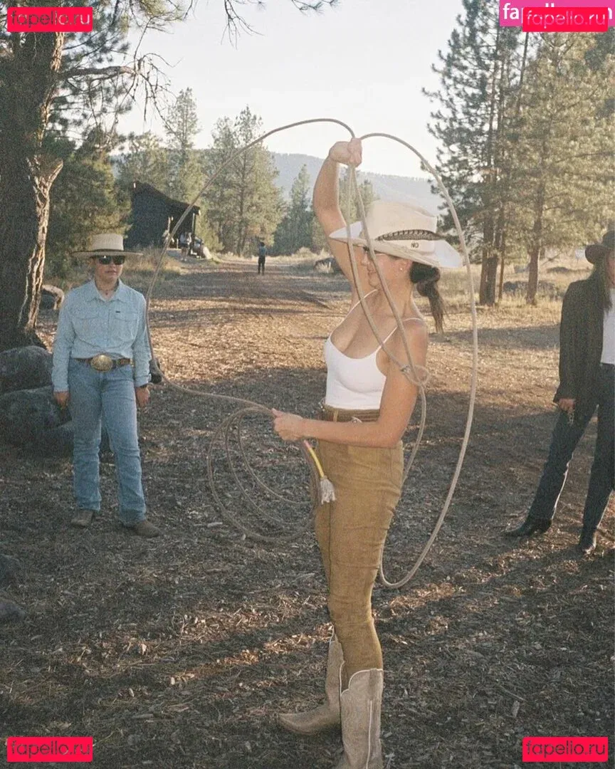 Nina Dobrev / nina Onlyfans Photo Gallery 