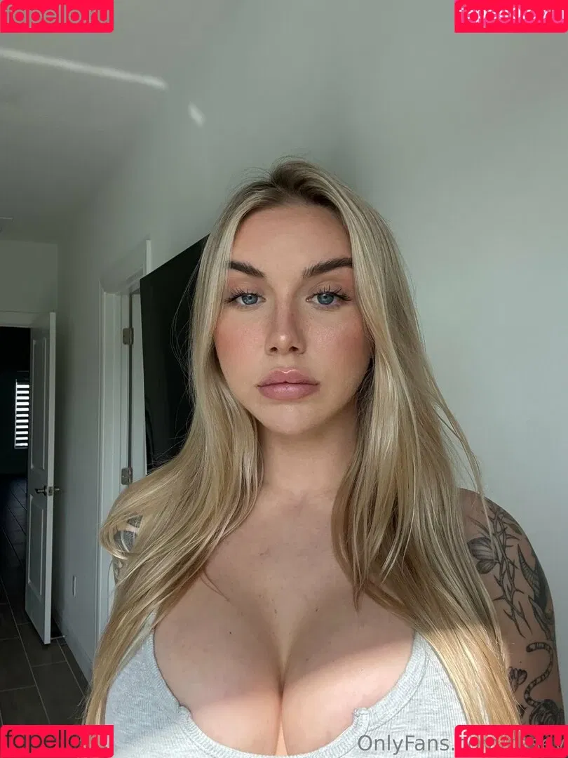 casey / caseylabow / caseyneistat Onlyfans Photo Gallery 
