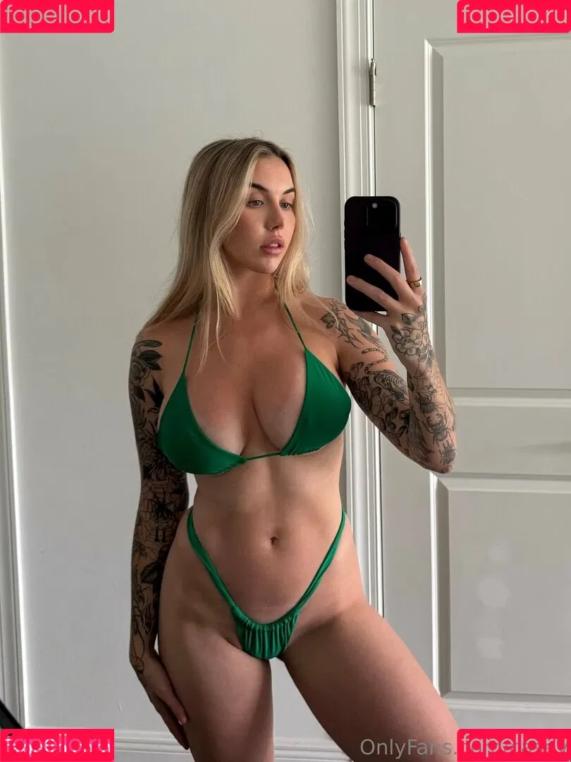 casey / caseylabow / caseyneistat Onlyfans Photo Gallery 