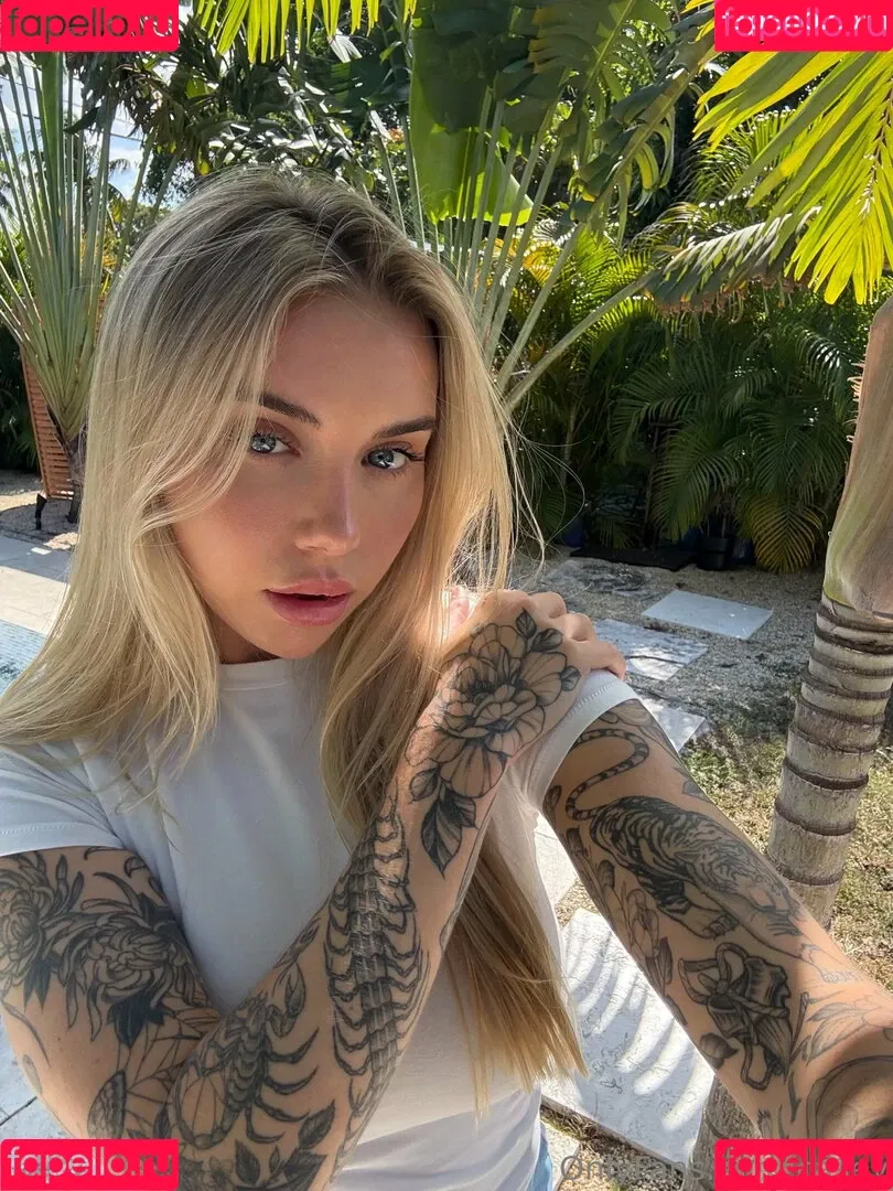 casey / caseylabow / caseyneistat Onlyfans Photo Gallery 